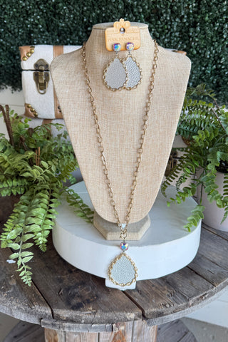 Centerpiece Necklace Gold by Pink Panache